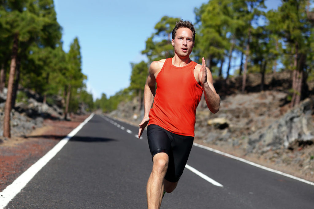 Courir au seuil: En dynamisation du seuil, vous courez à 90 % de votre VMA et à 90 % de votre réserve cardiaque. Vous enchaînez 2 à 4 sessions de 6 à 8 minutes.