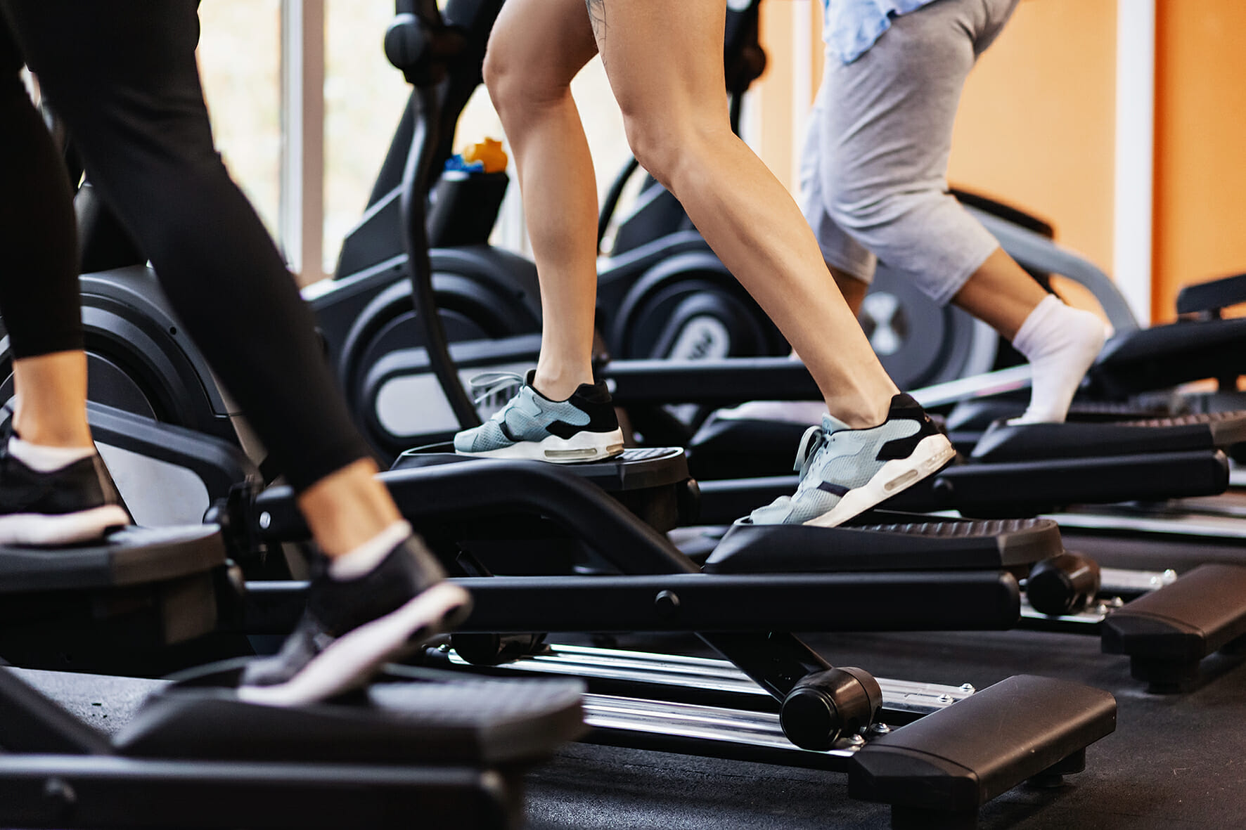 Woman Doing Jambes Exercice Sur Machine Steppers D'escalier, Dans Une Salle  De Sport