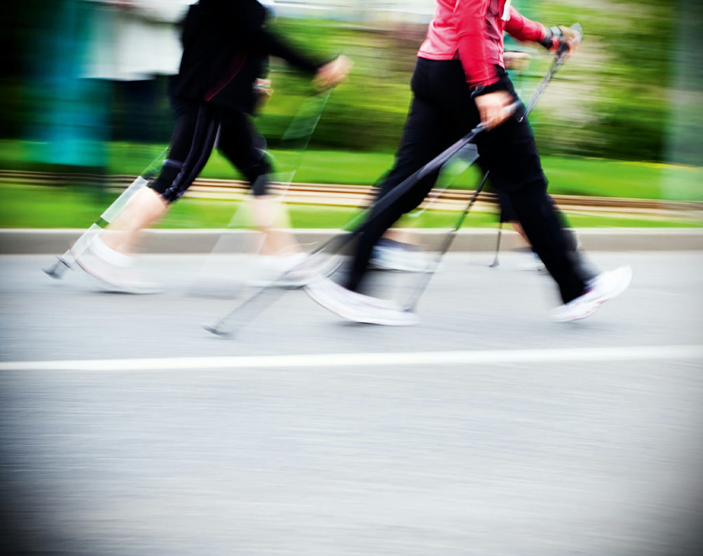 Randonnée: la marche nordique pour une meilleure préparation