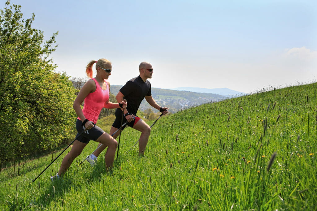 Marche nordique pour adopter une activité ultra-complète