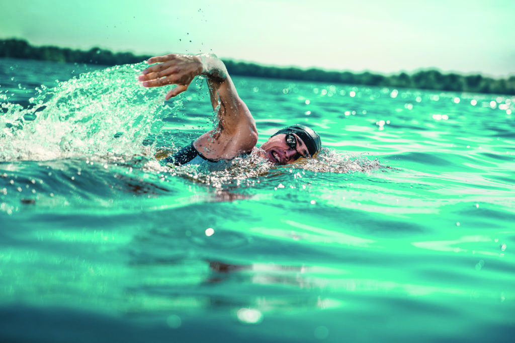 Les bons reflexes en natation: conseils du kiné de la FFTri