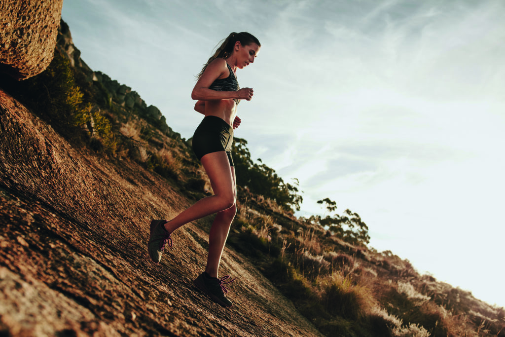 Un Homme Coureur De Trail. Et Pieds D'athlètes Portant Des