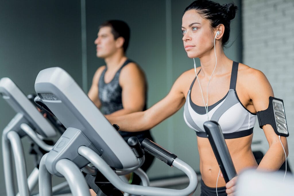 Sacs à dos Près d'homme musclé de sport après l'entraînement de musculation  