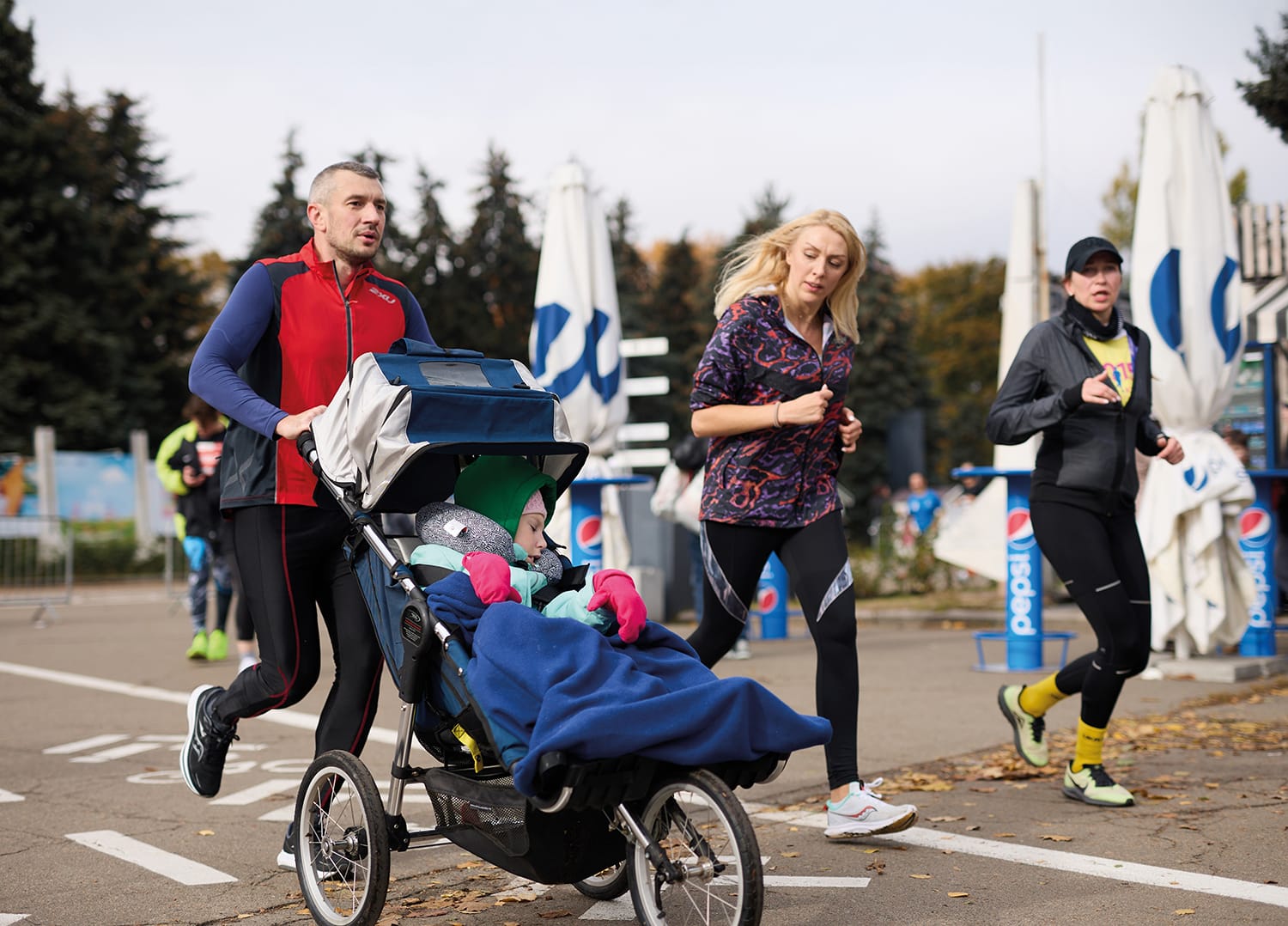 Une famille court un marathon avec une poussette