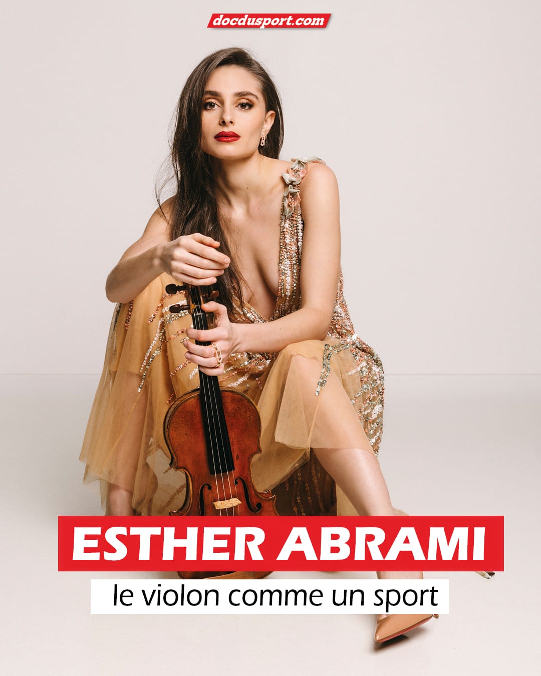 🎻 Le violon, un sport à part entière ? Pour @estherabrami, la réponse est oui.
 Endurance, échauffements, discipline… Sa pratique ressemble à celle d’une athlète.
Du Parc des Princes à la scène classique, elle casse les codes et attire un nouveau public.
Sport et musique, même combat : rigueur, énergie, lâcher-prise et dépassement de soi.

👉 Découvrez son interview complète sur docdusport.com (lien dans la bio).